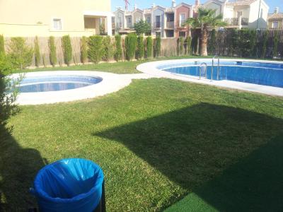 Chalet pareado de 150 m2 en parcela de 190 m2 en Maqueda A 10 minutos de Málaga. Zona comunitaria con piscina, jardines.  Aire acondicionado F/C en dormitorio principal. Cocina eléctrica y termo de , 3 habitaciones