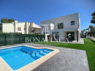Bonafinca alquila precioso adosado de nueva construcción con piscina (14m2) en Playa de Muro ., 50 mt2, 3 habitaciones