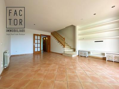 Adosada en Alquiler en Vallpineda Sant Pere de Ribes Sitges, 187 mt2, 3 habitaciones