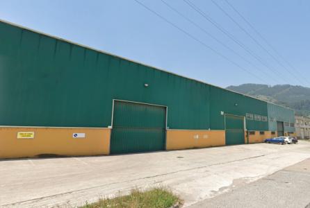 Nave Industrial con oficinas en Polígono de Barros, 1600 mt2, 4 habitaciones