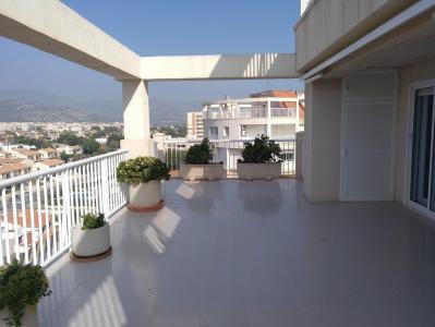 Apartamento en planta ático de alquiler solo julio de 2023 en Benicàssim con espectacular terraza, 179 mt2, 3 habitaciones
