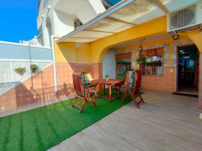 Se alquila bungalow 2 dormitorios planta baja con terraza y patio en los Alcázares, 57 mt2, 2 habitaciones