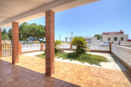 Casa con Jardín y terraza en Almenara Playa a un tiro de piedra del mar y del Paseo Marítimo, 80 mt2, 3 habitaciones