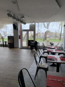 Amplio y moderno Bar- Restaurante en Polígono de Trascueto. Cantabria, 240 mt2, 4 habitaciones