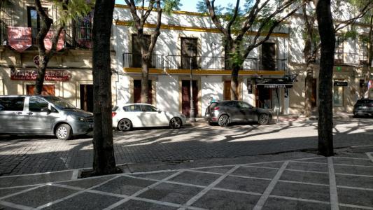 Calle Porvenra local muy comercial en primera linea, ideal para caferia o pasterleria., 75 mt2