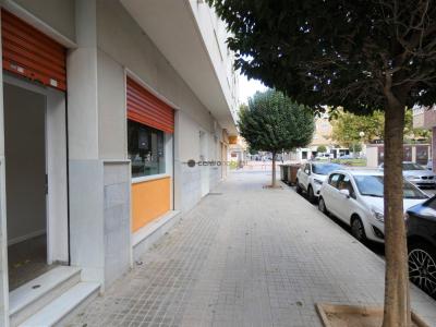 Local de 90 m2 con patio interior en una de las mejores zonas comerciales de Petrer y muy cerca de colegios e institutos., 100 mt2