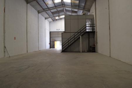 ALQUILER DE NAVE INDUSTRIAL CON OFICINAS, 300 mt2