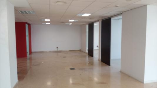 Oficina de 186 m2 en el Edfº Glorieta -frente a Zona Franca-, reformada, edf con portero, 183 mt2