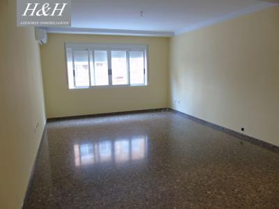 Se alquila estupendo piso en Zona Castell. / H H Asesores, Inmobiliaria en Burjassot/, 112 mt2, 3 habitaciones