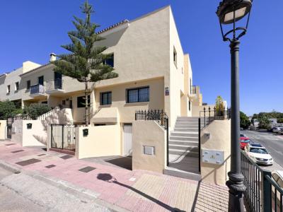 Spectacular And Fully Upgraded 3 Bedroom Townhouse With Sea Views For Sale In Estepona Town Centre, 251 mt2, 3 habitaciones