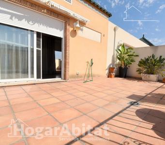 ¡Junto a la playa! Adosado seminuevo con 3 terrazas, piscina y garaje, 68 mt2, 3 habitaciones