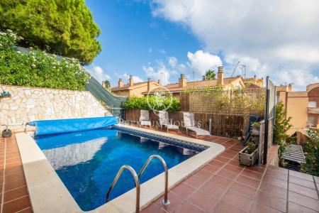 Casa adosada en venta con jardin y piscina en pleno centro de Canet de Mar, 207 mt2, 4 habitaciones