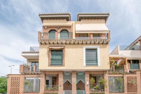Gran casa en venta en Granada situada en Urb.Cármenes de Neptuno, 310 mt2, 6 habitaciones