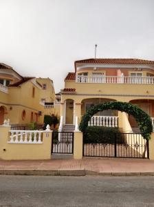 Esta vivienda pareada en Villamartin con amplia terraza, 87 mt2, 3 habitaciones