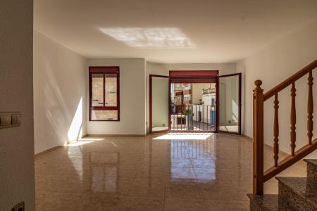 ADOSADO CON TRES DORMITORIOS Y TRES PLANTAS EN EL CENTRO DE OROPESA DEL MAR, 167 mt2, 3 habitaciones