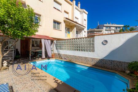 Casa adosada con 2 viviendas, 233 mt2, 4 habitaciones