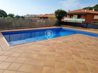 Casa adosada en venta con piscina en Sant Pol de Mar, 185 mt2, 4 habitaciones