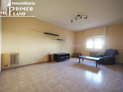 Se vende casa adosa junto a calle La Paz con 3 dormitorios, 2 baños, patio y garaje, 146 mt2, 4 habitaciones