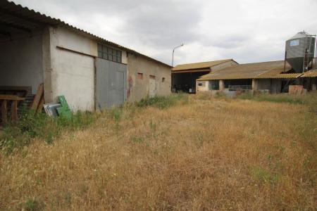 TERRENO CON NAVE Y GRANJAS