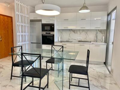 Borza Real Estate vende bonito apartamento reformado en San Eugenio bajo con parciales vistas al mar, 75 mt2, 3 habitaciones