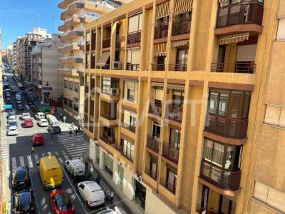 Ven a visitar este increíble piso en Alicante Centro! Está esperando por un nuevo propietario y ese puedes ser tú!, 111 mt2, 4 habitaciones