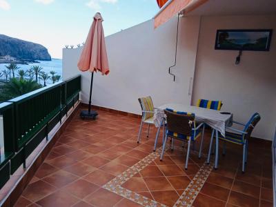 Borza Real Estate vende piso con terraza sobre el paseo marítimo de Los Cristianos con vistas al mar, 72 mt2, 1 habitaciones
