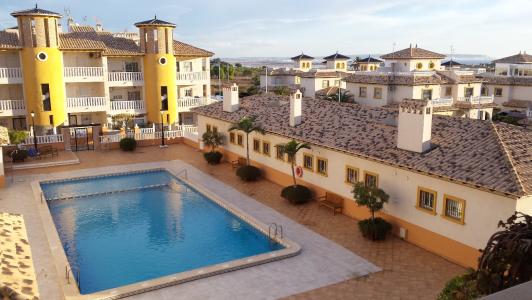 Precioso apartamento en zona privilegiada de La Marina en Elche a tan sólo 23 Km. de Alicante. A 300 metros del mar  y magníficas vistas. 77 m2, 2 dormitorios, 1 baño,  cocina equipada, galería,so, 2 habitaciones