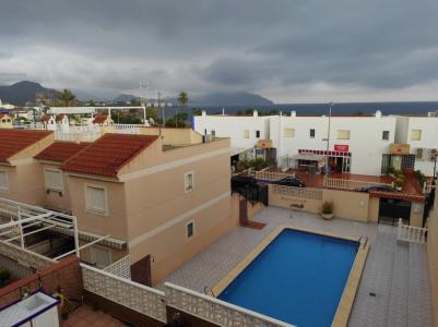 Apartamento adosado en planta superior con piscina a 150 metros de Playa, 90 mt2, 2 habitaciones