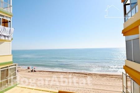 ¡Espectaculares vistas al mar en primera línea de playa! Con terraza y garaje, 79 mt2, 3 habitaciones