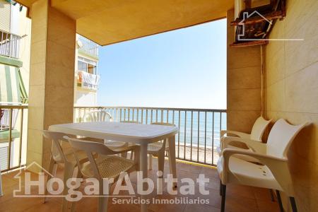 ¡Espectaculares vistas al mar en primera línea de playa! Con terraza y garaje, 79 mt2, 3 habitaciones
