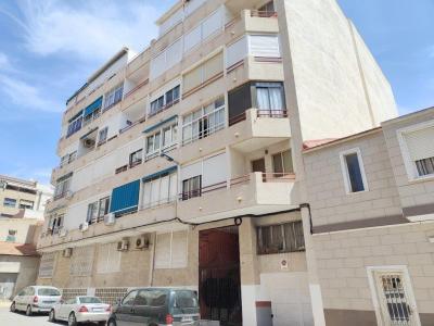 BONITO APARTAMENTO EN EL CENTRO DE TORREVIEJA CON TODOS LOS SERVICIOS, 62 mt2, 2 habitaciones