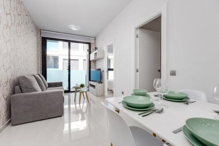 estupendo apartamento 2 dormitorios, terraza y patio, piscina comunitaria y garaje en Torrevieja, 53 mt2, 2 habitaciones