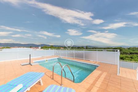 Luminoso ático con gran terraza y piscina privada a la venta en Gavà Mar, 233 mt2, 6 habitaciones