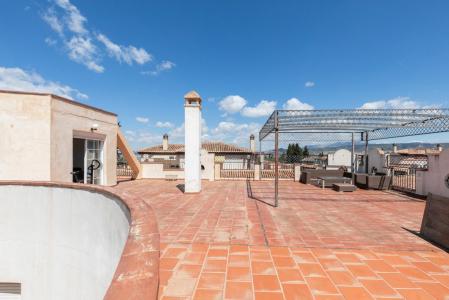 Aticazo con 180 metros de terraza y piscina comunitaria en la entrada de la Zubia., 88 mt2, 2 habitaciones