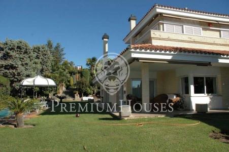 Casa en venta con fabulosas vistas y piscina en Alella, 800 mt2, 6 habitaciones