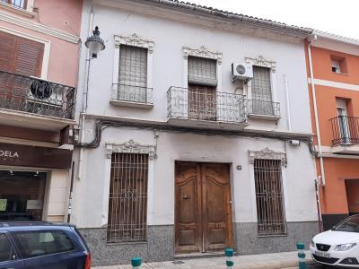Casa en venta con amplia fachada en calle Reyes Católicos, 340 mt2, 7 habitaciones