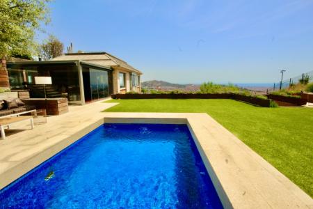Impresionantes vistas al mar y a Barcelona!Casa de 385m2 aprox con piscina en exclusivo Torre Vilana, 385 mt2, 4 habitaciones