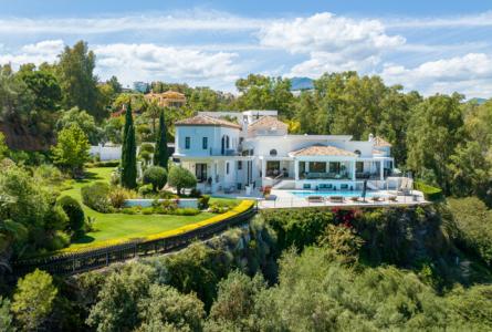 Superb Villa With Expansive Grounds And Modern Amenities For Sale In El Herrojo, Benahavis, 1014 mt2, 7 habitaciones