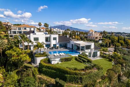 Remarkable Villa With Sweeping Mountain And Sea Views For Sale In Los Flamingos Golf, Benahavis, 595 mt2, 5 habitaciones
