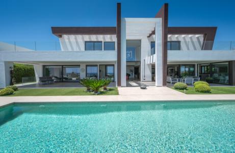 Contemporary South-facing Villa With Gorgeous Sea Views For Sale In Los Flamingos, Benahavis, 948 mt2, 4 habitaciones