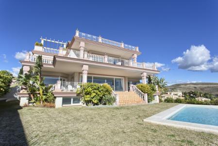 Distinctive South-facing Villa With Superb Views For Sale In Los Flamingos Golf, Benahavis, 768 mt2, 8 habitaciones