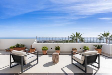 Contemporary-styled Duplex Penthouse With Mediterranean Views For Sale In La Heredia, Benahavis, 425 mt2, 4 habitaciones