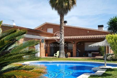 Espectacular casa en venta con piscina en Cabrera de Mar, en planta, elegante y práctica., 545 mt2, 4 habitaciones