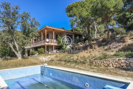 Casa en venta en plena montaña con piscina y vistas al mar en Cabrera de Mar, 510 mt2, 5 habitaciones