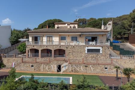 Villa mediterránea a tan solo 1 km de las playas de Palamós y Sant Antoni. 5 dormitorios., 406 mt2, 5 habitaciones
