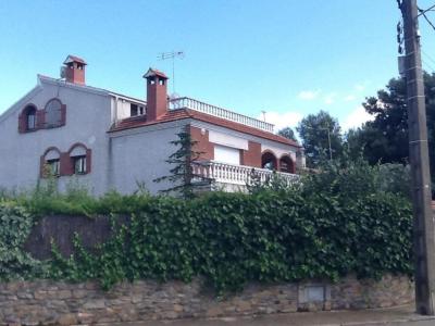 Chalet de 273 m2 con jardín y piscina en Castellnou de Bages, 273 mt2, 6 habitaciones
