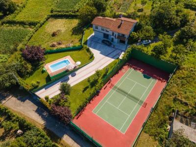 Espectacular casa con piscina, pista de tenis, gimnasio y asador en Salvaterra de Miño, 305 mt2, 3 habitaciones