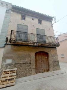 Ven a descubrir esta casa de pueblo, semi-reformada, en Sunyer, a tan solo 15 minutos de Lleida., 430 mt2, 4 habitaciones
