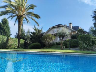 GRAN OPORTUNIDAD, excelente chalet con piscina y cancha de tenis/padel, en venta en Fontecarmoa, Vilagarcia de Arousa, 738 mt2, 5 habitaciones