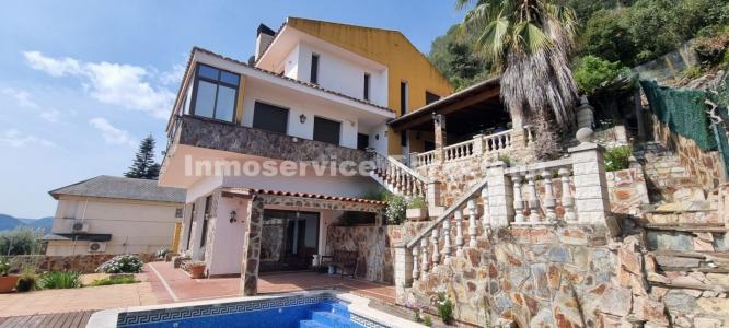 Encantadora casa unifamiliar en Corbera Llobregat con jardín y piscina!!!, 300 mt2, 5 habitaciones